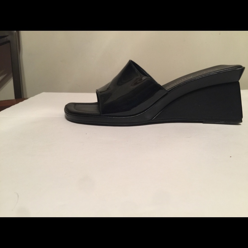 Enzo Angiolini black wedge shoe. Size 5 1/2